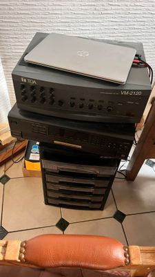 une pile d'appareils électroniques posée sur une chaise
