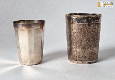 deux tasses posées l'une à côté de l'autre sur une table