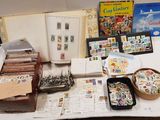une table sur laquelle sont posées de nombreuses cartes postales et d'autres objets