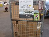 un chariot contenant beaucoup de boîtes