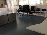 une pièce avec un lit, des chaises et un bureau