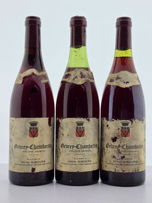 trois bouteilles de vin posées l'une à côté de l'autre sur une table