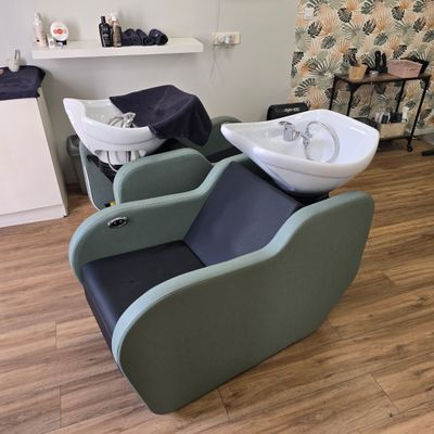une photo d'un salon de coiffure avec un lavabo et un fauteuil