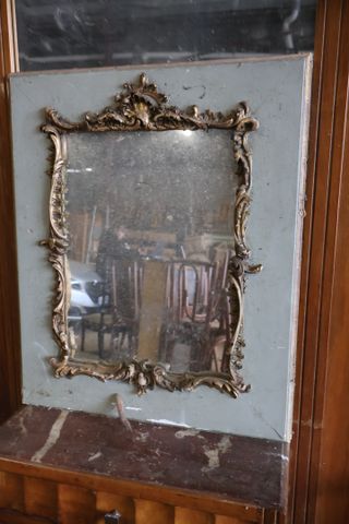 Miroir cadre bois rechampie vert et moulures dorées