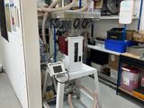 une machine posée sur une table dans une pièce