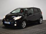 une photo d'une voiture noire garée dans une pièce