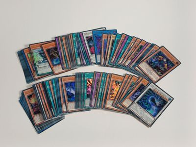 une pile de cartes empilées les unes sur les autres sur une table