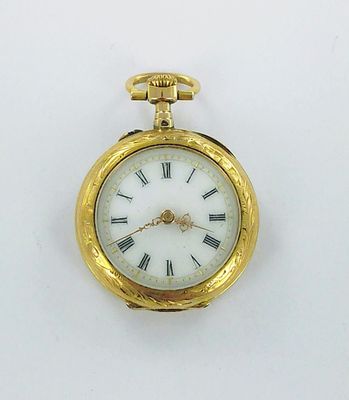 une image d'une montre de poche en or avec des chiffres romains sur le cadran