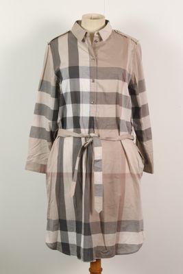 robe chemise à carreaux sur un mannequin, un mannequin, un mannequin, un mannequin, un mannequin, un mannequin, un mannequin, un mannequin, un mannequin
