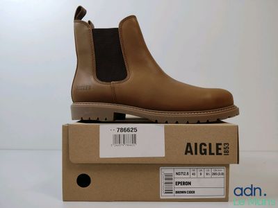 gros plan sur une paire de chaussures posée sur une boîte