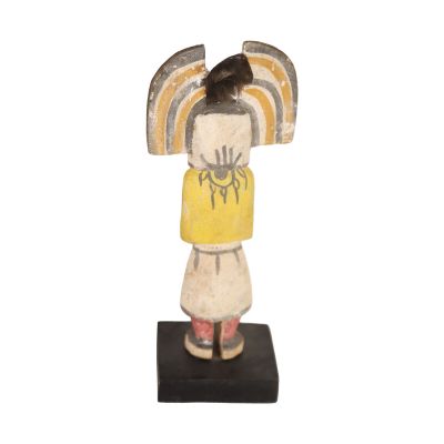 une photo d'une figurine représentant une femme vêtue d'un t-shirt jaune