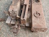 un morceau de bois posé par terre à côté d'une machine
