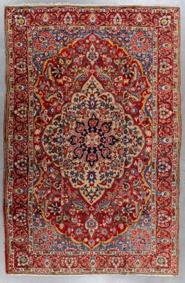 un tapis rouge orné d'un médaillon
