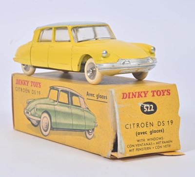 une petite voiture jaune posée sur une boîte
