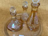 trois carafes en verre posées sur un plateau, avec une étiquette de prix