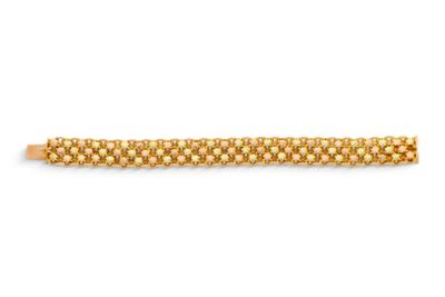 un bracelet en or sur fond blanc