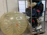 un gros ballon gonflable au milieu d'une pièce