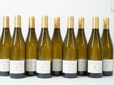six bouteilles de vin blanc alignées sur une surface blanche