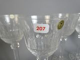 plusieurs verres à vin vides sont alignés sur une table