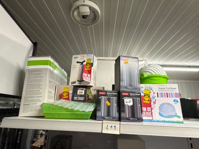 une étagère sur laquelle sont disposés divers objets