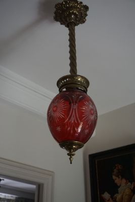 une lampe rouge suspendue au plafond dans une pièce