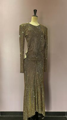 une robe dorée sur un mannequin, un mannequin, un mannequin, un mannequin, un mannequin, un mannequin, un mannequin, un mannequin, un mannequin