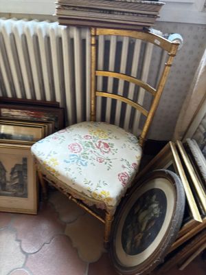Chaise en bois doré, assise garnie de soieries (petites usur…