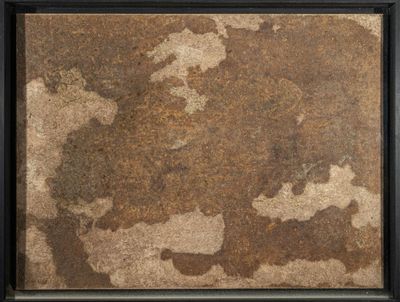 une photo d'une photo d'une carte marron et blanche