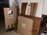 un tas de cartons et d'autres objets dans une pièce