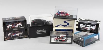 de nombreux modèles de voitures différents exposés dans une vitrine