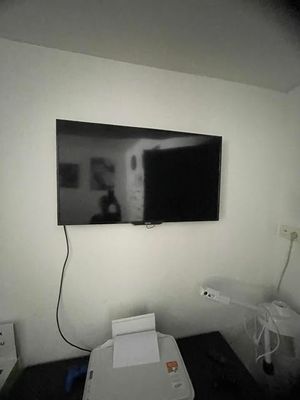 une télévision à écran plat fixée au mur dans une petite pièce