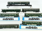 six trains miniatures exposés sur une surface blanche
