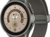 une image d'un gros plan d'une montre-bracelet sur un fond blanc