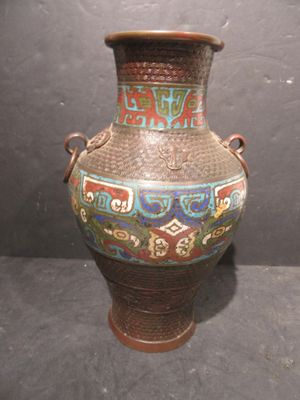 un vase posé sur une table dans une pièce