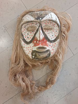 GABON, masque en bois, pigments et crins.