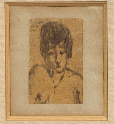 une vieille photo d'un jeune garçon, la tête tournée sur le côté