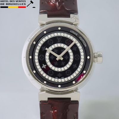 Gros plan sur une montre-bracelet ornée de diamants