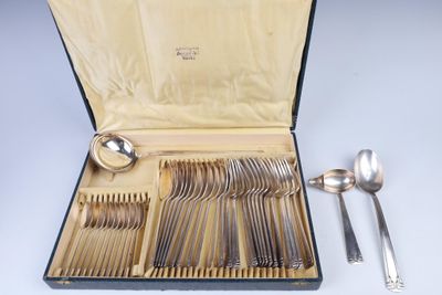 l'argenterie dans un coffret avec des cuillères et des cuillères à l'intérieur