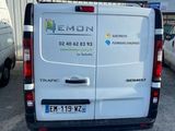 une camionnette blanche garée dans un parking