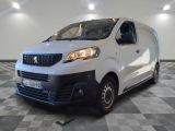 la camionnette blanche est garée sur le sol en damier d'une pièce