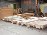 de nombreuses pièces de bois empilées dans un entrepôt