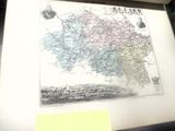 une photo d'une carte posée sur une table, avec un post-it