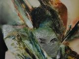 un tableau représentant un oiseau volant au-dessus d'un plan d'eau
