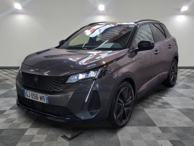 la voiture grise est garée sur un sol en damier dans le garage