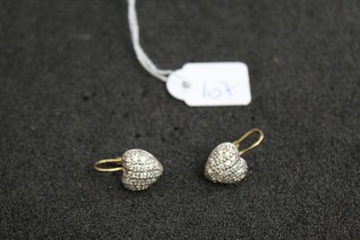 un gros plan sur une paire de boucles d'oreilles et une étiquette posées sur une table