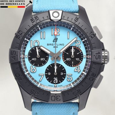 La montre est bleue et noire, avec des chiffres noirs sur le cadran.