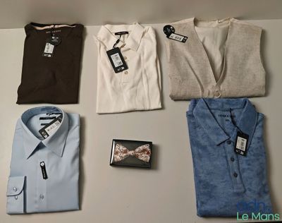 plusieurs chemises et cravates pour hommes disposées sur une table