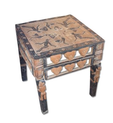une petite table en bois ornée d'un motif décoratif