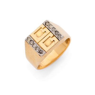 gros plan d'une bague en or et diamants sur fond blanc