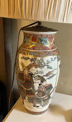 une lampe posée sur une table à côté d'une lampe
